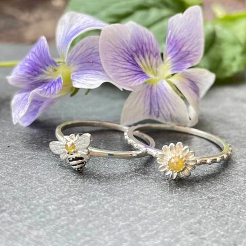 Серебряное кольцо Ollia с натуральным бриллиантом и медовой пчелой