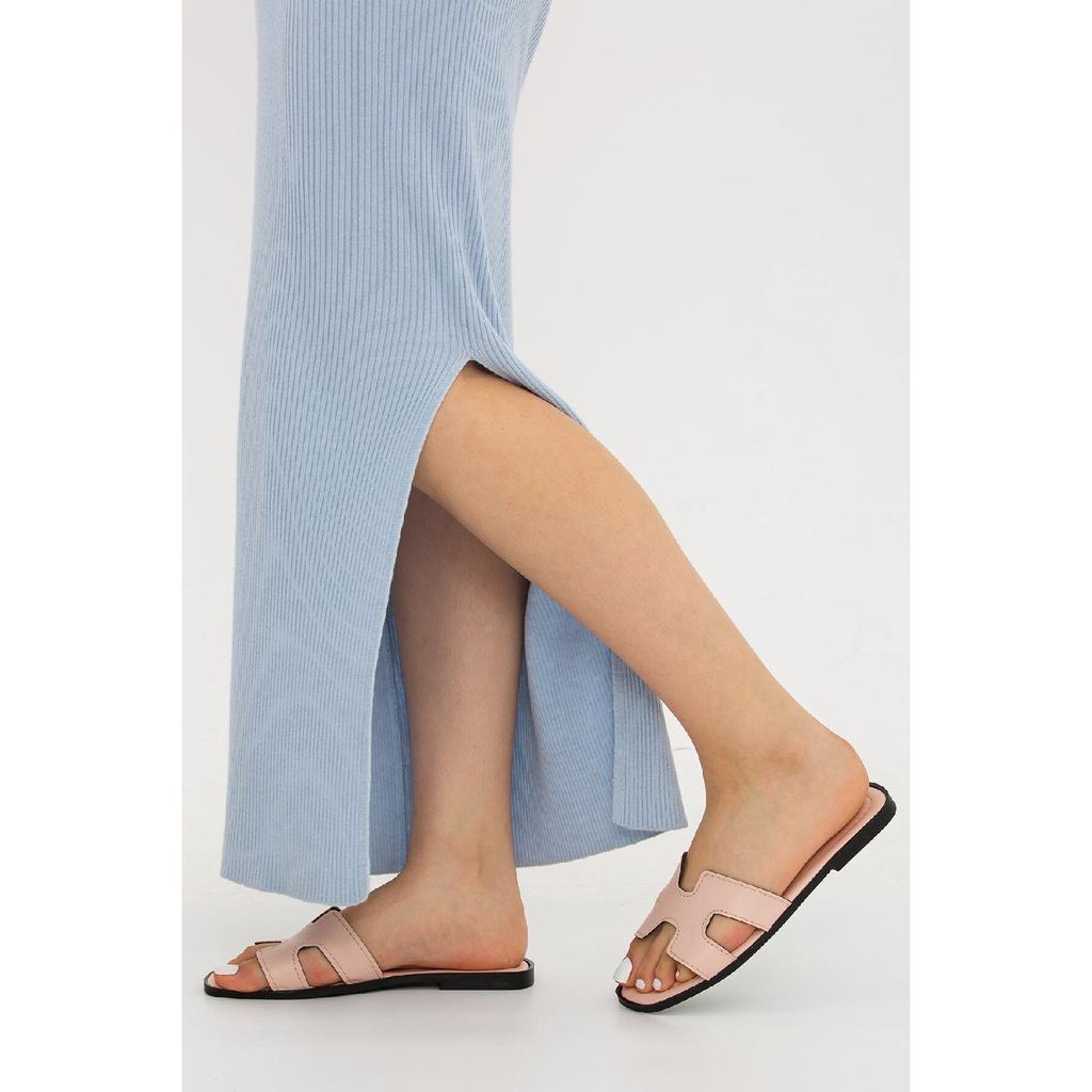 Желто-коричневые женские тапочки с открытой передней и боковой частью. Уличные и домашние тапочки.