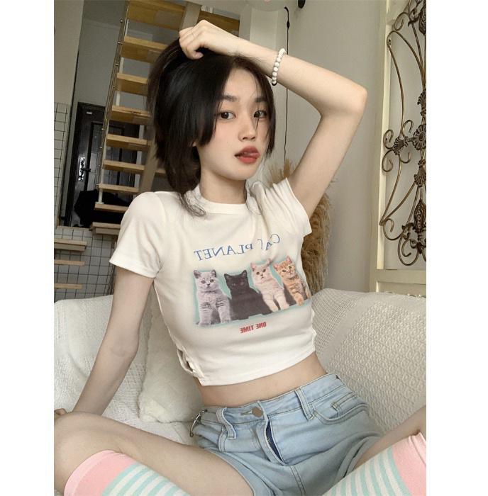 Женская облегающая белая футболка с принтом кота и укороченным топом - летний тренд 2024 года с открытым пупком
