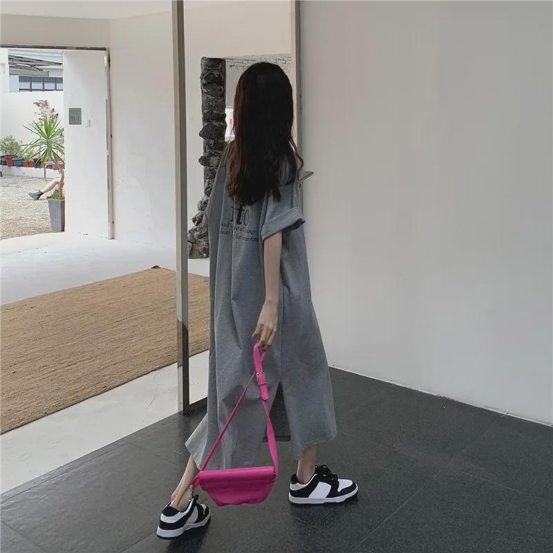 Женское летнее платье-футболка с разрезом и буквенным принтом размера плюс (2024)