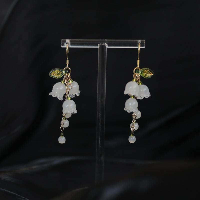 2025 Новые серьги с нежным характером, бамбуковые белые лилии, маленькие свежие серьги с асимметричным элегантным дизайном в виде полевых цветов.