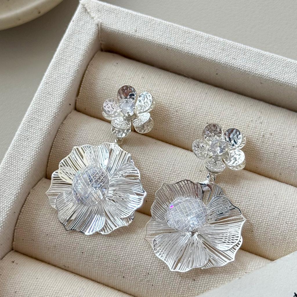 New high-end zircon silver flower earrings, fashionable niche exaggerated wind earrings, sweet temperament earrings.