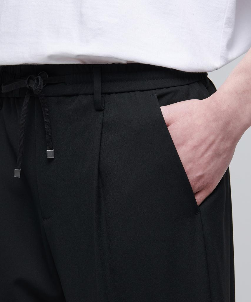 MUSINSA STANDARD Lightweight Wide Drawstring Banded Crop Slacks [Black]