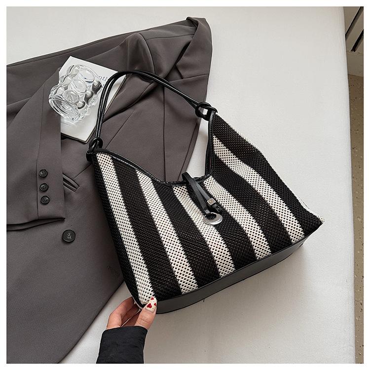 Полосатая плетеная сумка-тоут большого размера под мышкой женская 2025 новая повседневная сумка-тоут большой вместимости для отдыха и отпуска соломенная сумка прилив