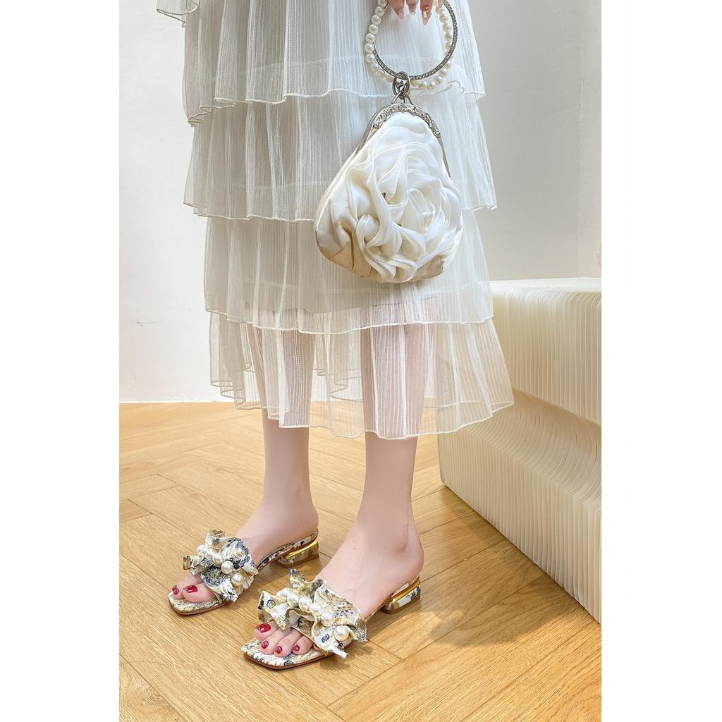 Французские тапочки с жемчугом женские 2024 года, новый модный темперамент, повседневная обувь, сказочный стиль, модная пляжная обувь