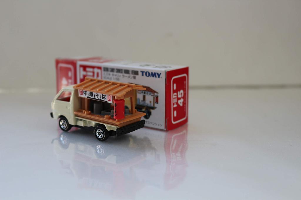 Out of Print Tomica Suzuki Carry Ramen Shop Made In China Blue Tomy Crazy Mini Car Circle with Case Shipped by Amazon Warehouse No.45