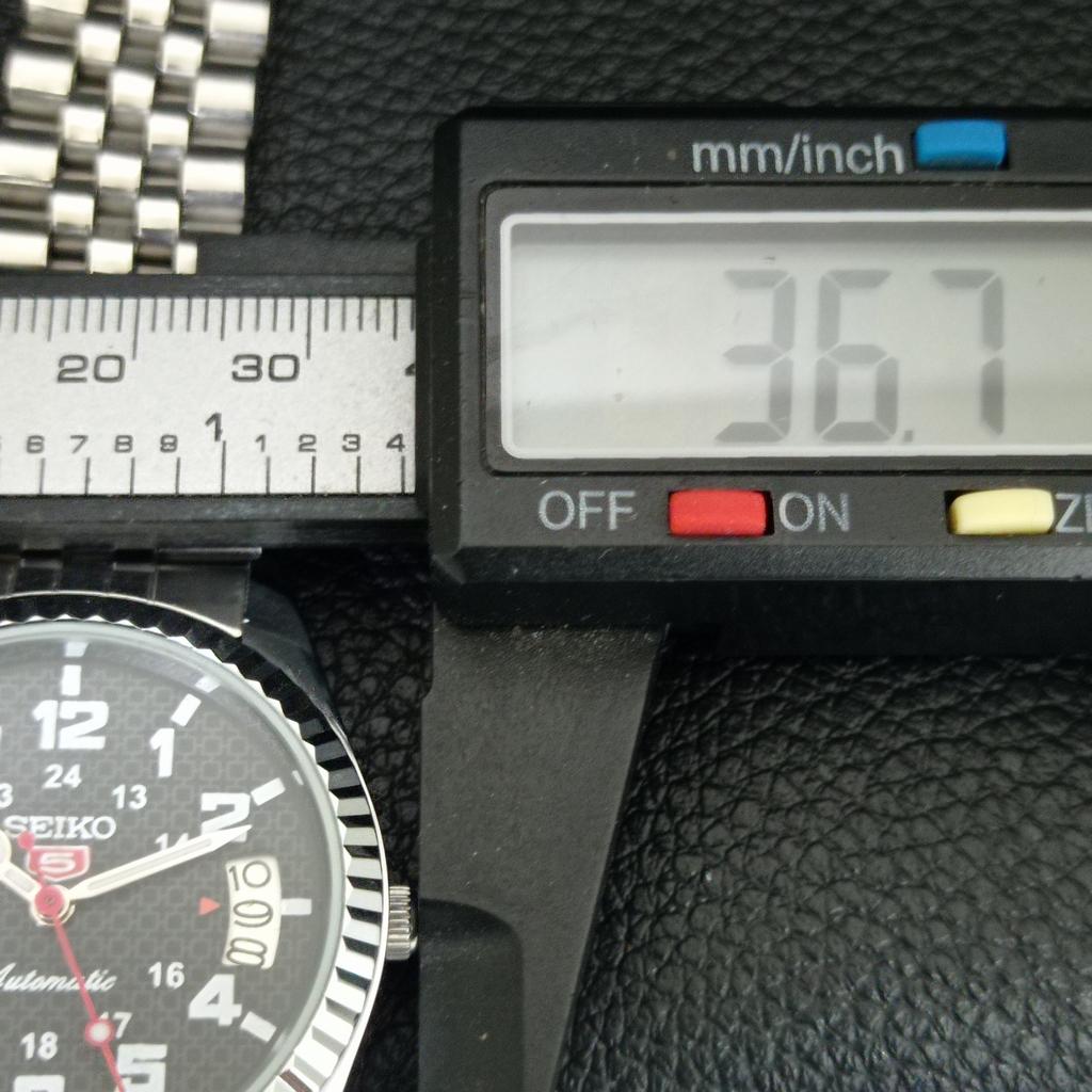 ЯПОНСКИЕ ВИНТАЖНЫЕ ОТРЕМОНТИРОВАННЫЕ МУЖСКИЕ АВТОМАТИЧЕСКИЕ ЧАСЫ SEIKO 5 С ЧЕРНЫМ ЦИФЕРБЛАТОМ a443987-1