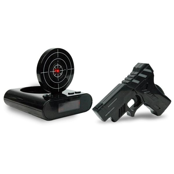 Утренняя цель будильника и черный пистолет