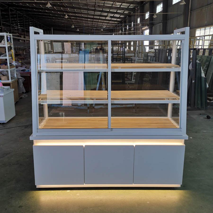 В наличии кондитерская витрина: Остров из массива дерева и кованого железа с ящиками для хлеба, выпечки и жареных продуктов