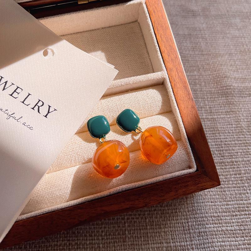 «Элегантные серьги с леопардовым принтом и янтарем с камнями тигровый глаз для женщин — легкие, роскошные и универсальные украшения на осень/зиму»