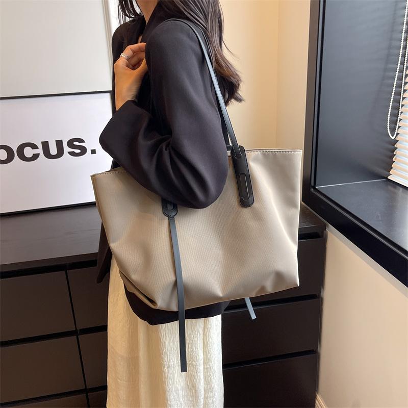 Повседневная сумка-тоут женская 2025 новая простая сумка на плечо универсальная сумка под мышкой нейлоновая сумочка большой вместимости