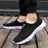 Мужская обувь 2025 года, новые летние дышащие сетчатые туфли, легкие повседневные туфли без застежек, удобная обувь для ходьбы и бега