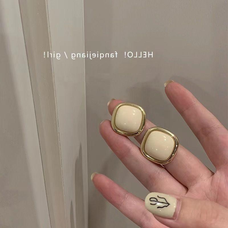 Серьги-пусеты с жемчугом, темпераментные, новый универсальный дизайн, простые серьги-цветы, нишевые серьги