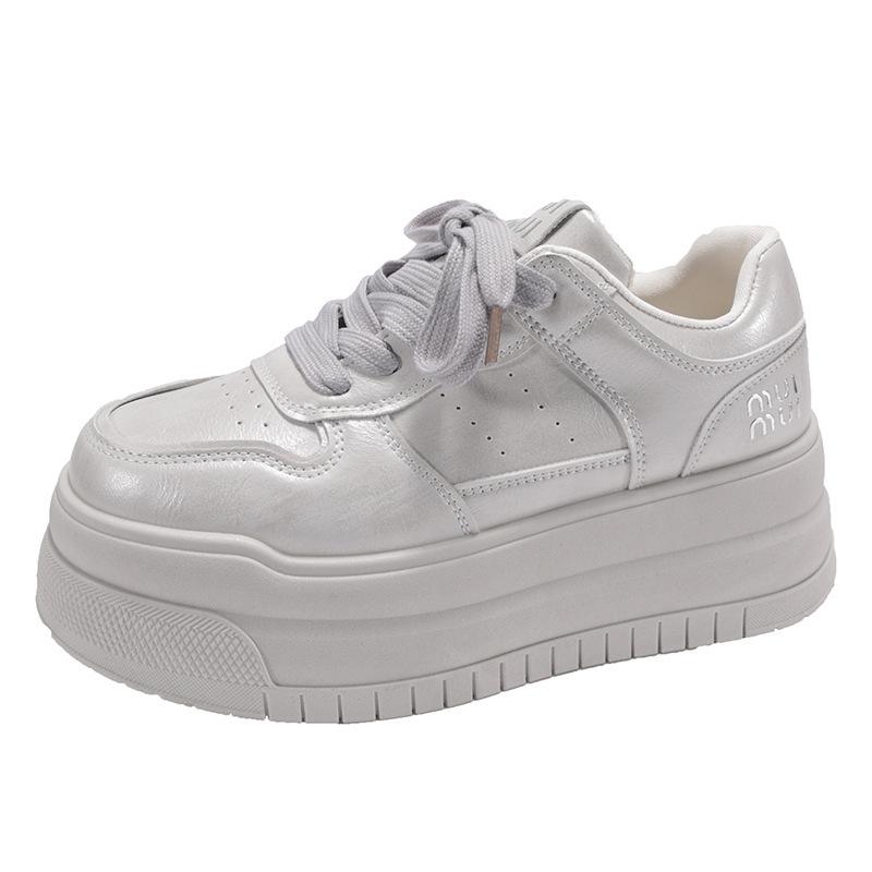 Students increase height, lightweight thick-soled white shoes, women's 2025 new popular versatile commuter leisure sports board shoes