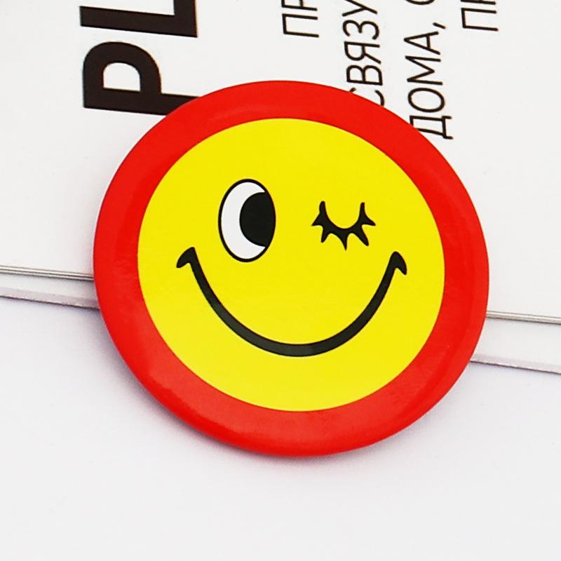 Многоцветный значок с улыбающимся лицом: Брошь-булавка для персонала отеля и детей