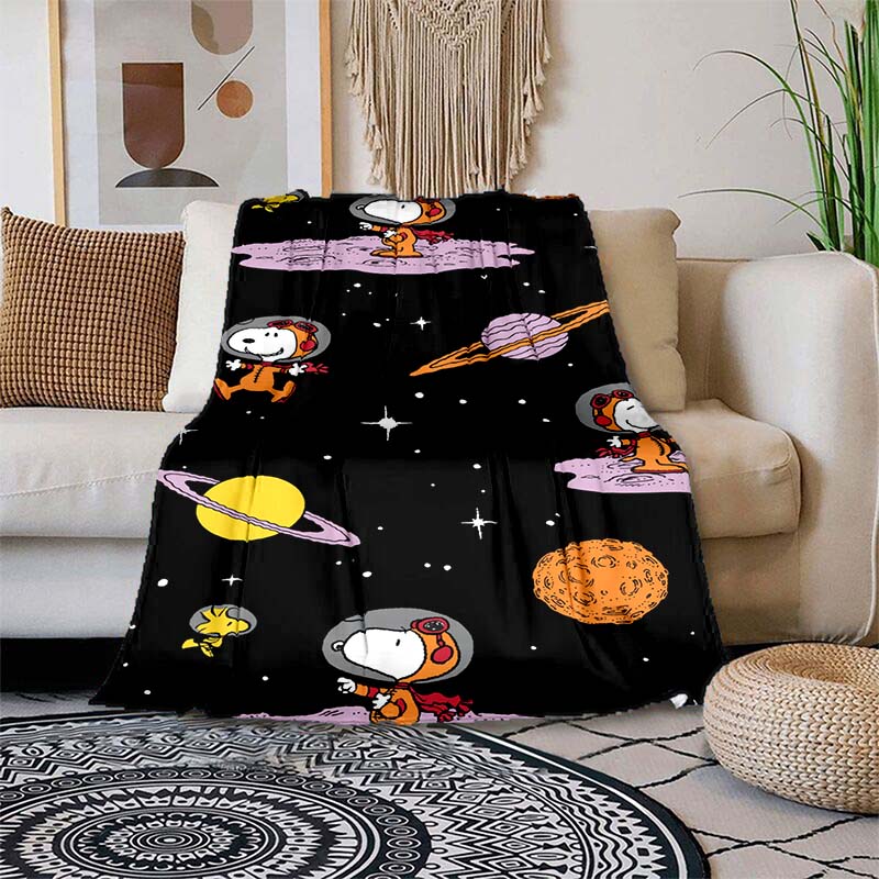 This adorable 3D Snoopy cartoon flannel blanket is comfortable and soft, perfect for use in bedrooms, beds, sofas, picnics, and