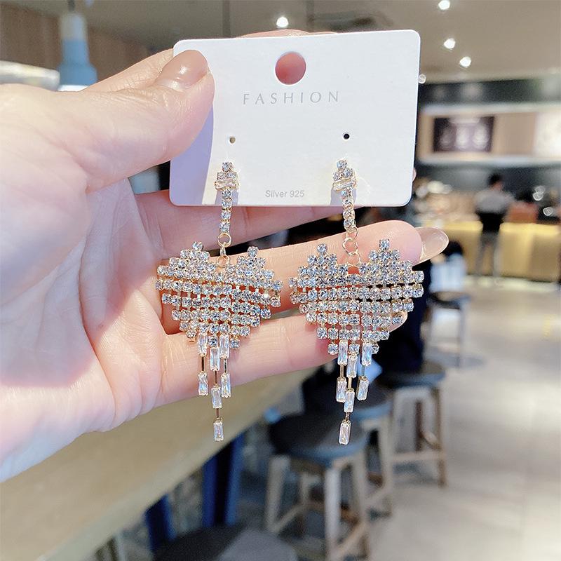 Серьги-подвески в форме сердца из серебра 925 пробы — модные, универсальные и в корейском стиле с акцентами из стразов