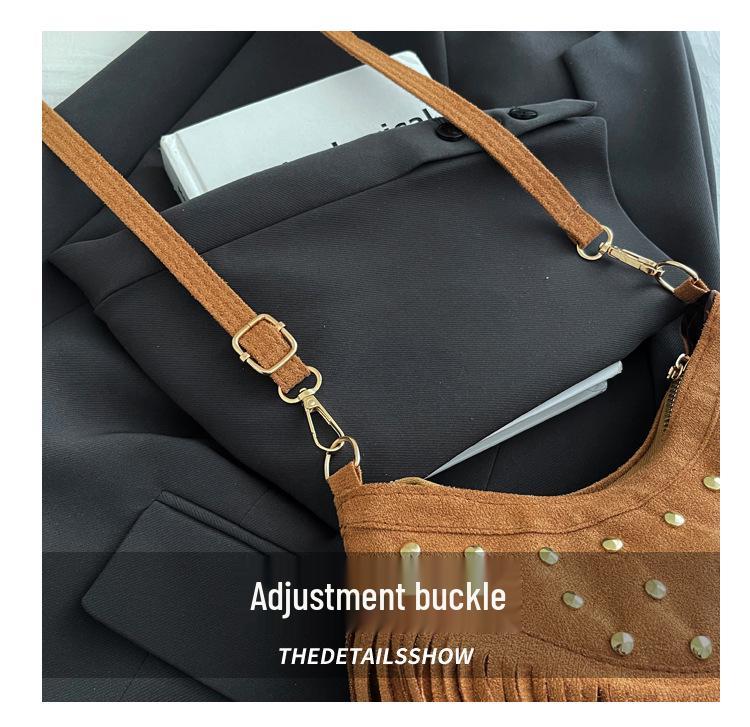 Замшевая сумка-пельмень с кисточками и заклепками - Осень/Зима 2025 Бохо через плечо