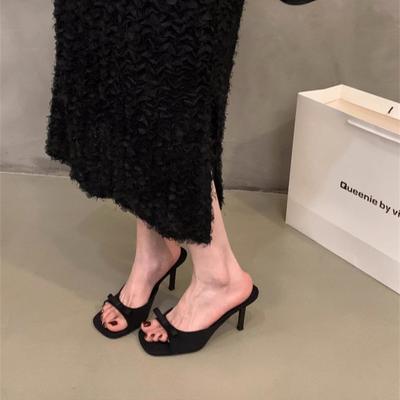 Тапочки женские носят черный бант весной и летом 2025 года атласные рыбки с открытым носком и босоножки на шпильках с высоким каблуком