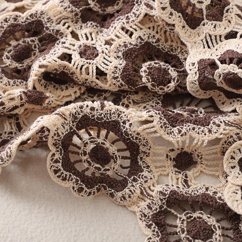 Женский вязаный свитер контрастного цвета в стиле ретро — круглая горловина, ажурный цветочный узор, длинный рукав, идеальный вариант для ранней осени.