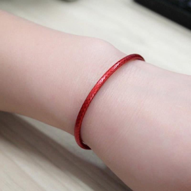 Простой и элегантный браслет из красно-черной нити для удачи и защиты