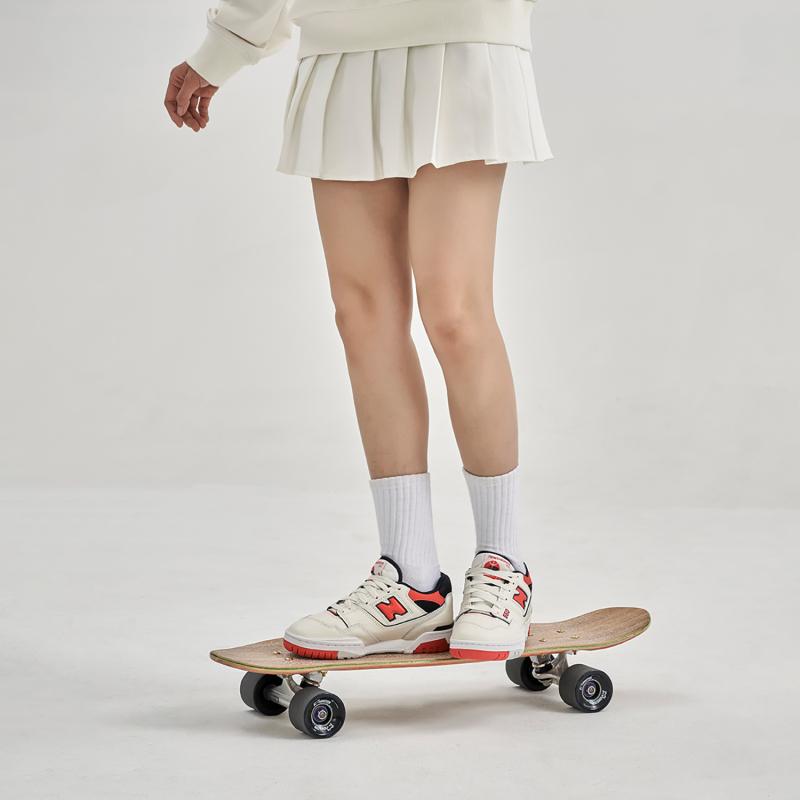 New Balance 550 Кроссовки цвета морской соли и настоящего красного BB550VTB