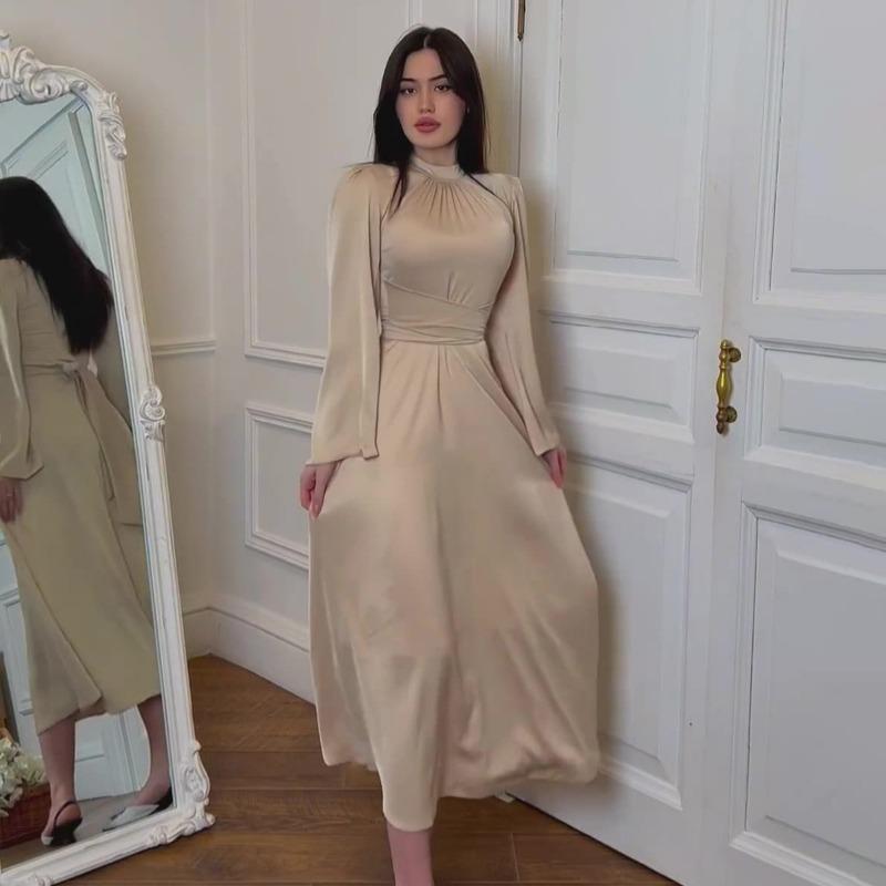 Однотонное атласное платье без талии с ремешками