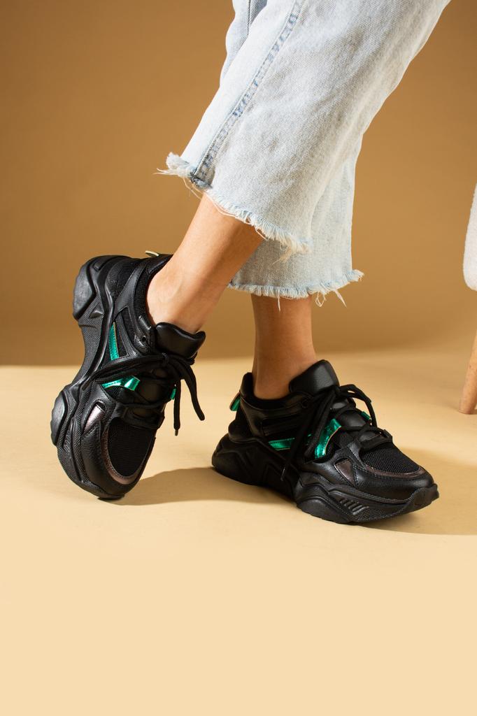 Женские кроссовки на шнуровке с удобной подошвой 36-141-24