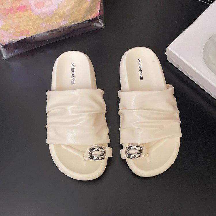 Французский плиссированный набор тапочек с перемычкой для женской летней носки 2025 новые универсальные сандалии на толстой подошве для пляжного отдыха