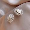 Нежные белые жемчужные цветочные серьги-гвоздики, высококачественные серьги-клипсы для женщин, темпераментных свадебных вечеринок, ювелирные изделия, аксессуары, подарки