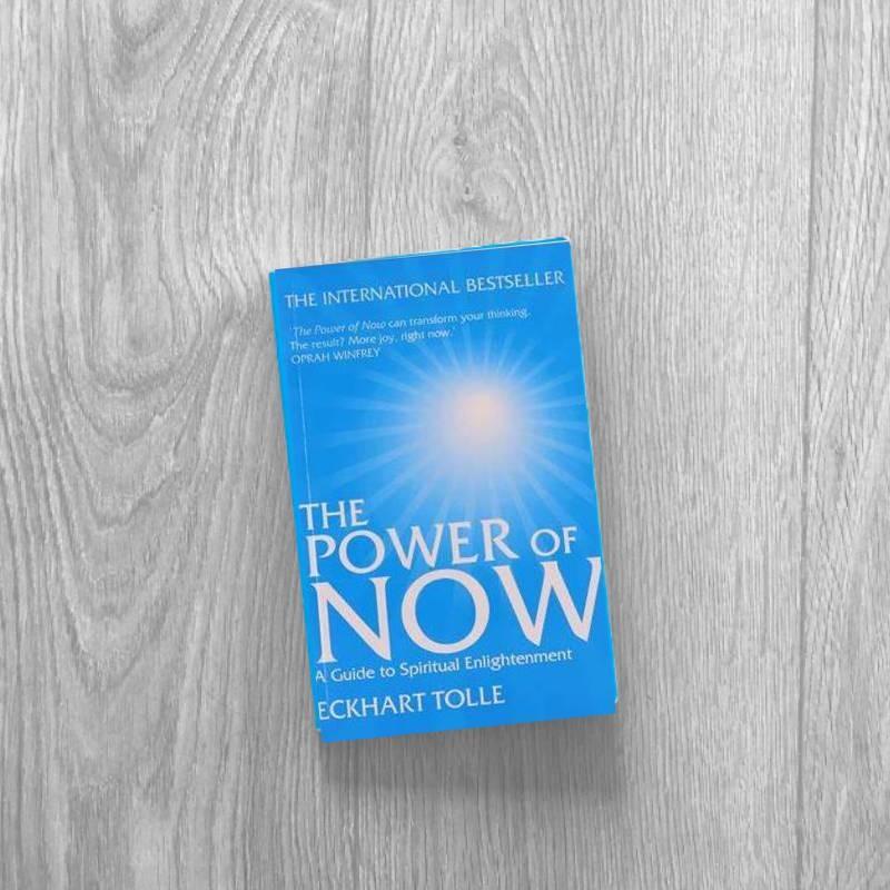 Сила момента сейчас Издание на английском языке Экхарт Толле Преобразующий духовный проводник для осознанности