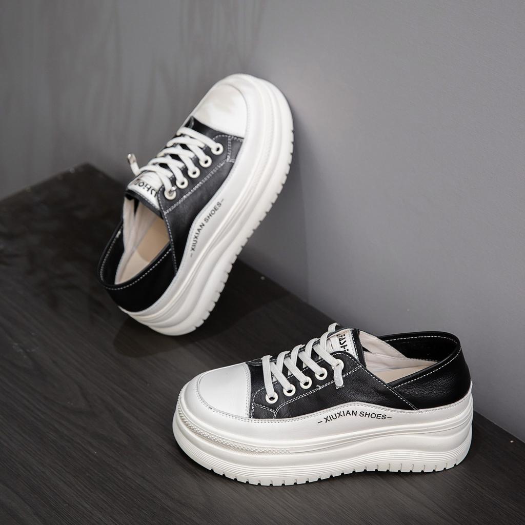 Кожаная платформа белые туфли женские лето 2025 осень новые мягкая подошва увеличивающие рост кеды один педаль легкие маффины одинарные туфли