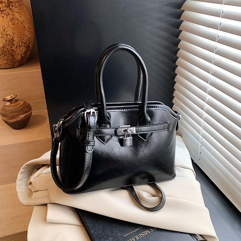 Super Fire Small Bag Women's Spring and Summer 2025 New Versatile Shoulder Messenger Bag Casual Niche Design Portable Leisure Bag