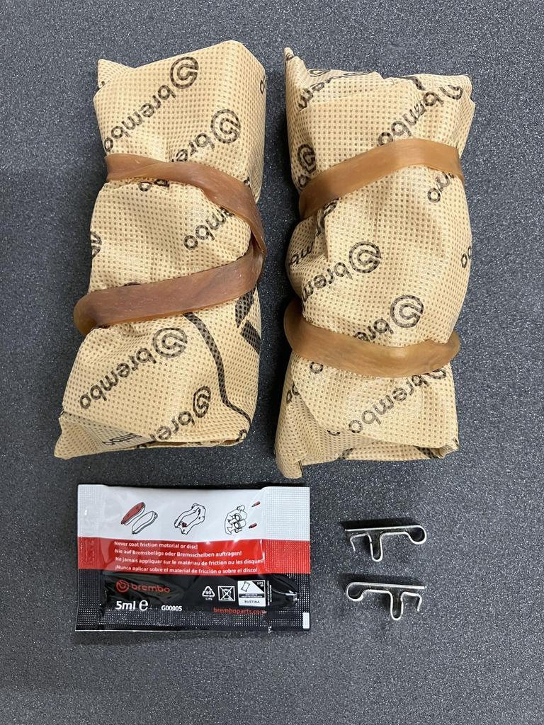 Brembo Ceramic Disc Pads (Front Set, Left and Right) for Daihatsu Move Conte L575S and Mitsubishi EK Wagon H82W