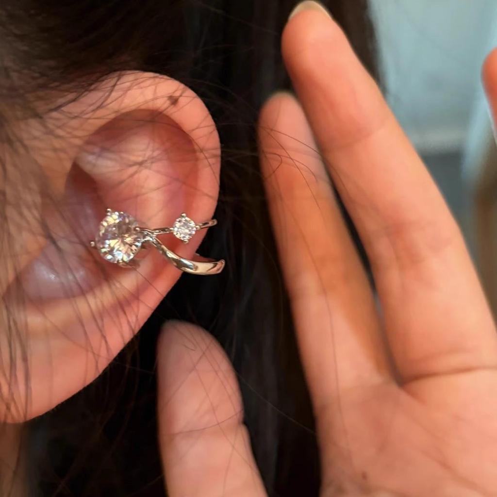 Женская классная голубая циркониевая сережка-клипса: Уникальные высококачественные серьги с уникальным дизайном и неповторимым стилем