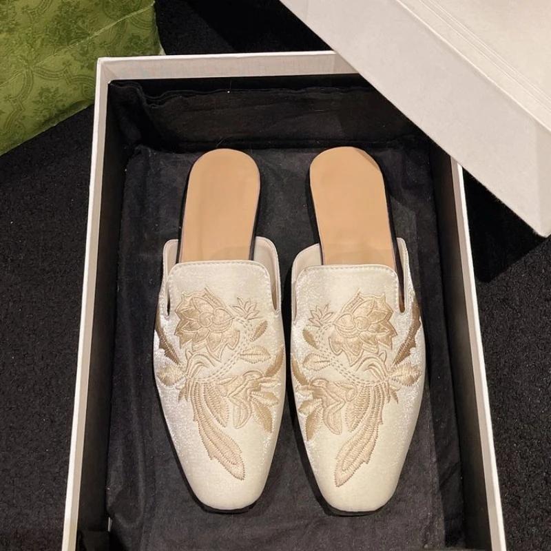 Новые вышитые полутапочки женские туфли новые Baotou Flower ретро плоские модные сандалии с квадратным носком женские повседневные мюли