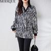 MODIQUE Весна Лето Большие размеры Новые женские свободные винтажные блузки в полоску под зебру Рубашки женские шифоновые повседневные оверсайз с длинными рукавами и v-образным вырезом