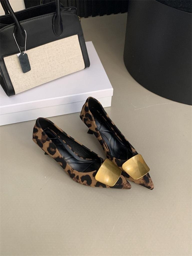Туфли женские с острым носком на тонком каблуке с леопардовым принтом весна-осень 2024 новый темперамент замшевые туфли с квадратной пряжкой и блестками на высоком каблуке