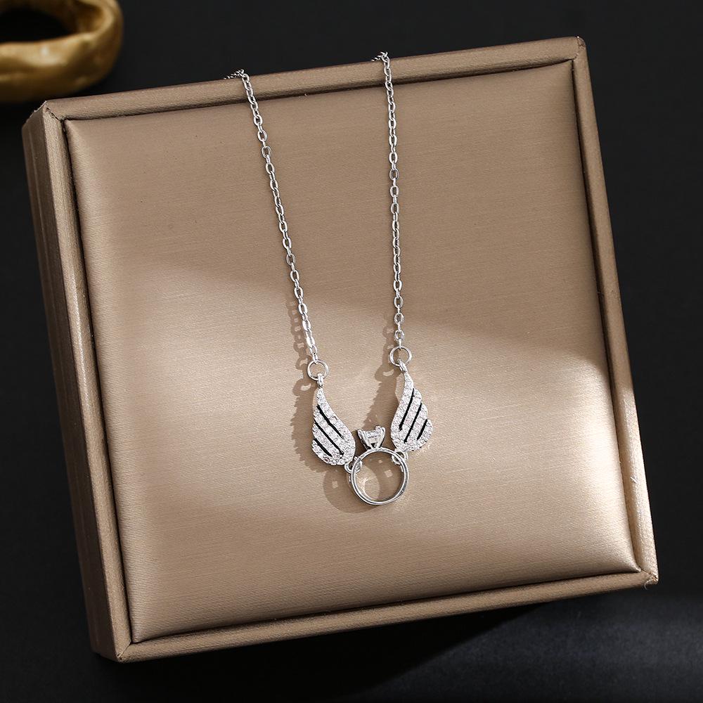 Elegant Korean Micro-Inlaid Titanium Necklace - Luxurious Women's Clavicle Chain, Non-Fading, Unique Minority Design.