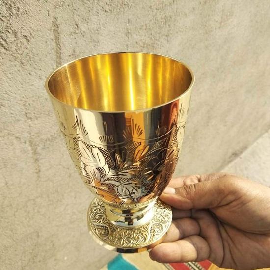 Набор из 1 стакана из чистой латуни объемом 300 мл, рельефный дизайн для питья и сервировки воды, йоги, аюрведы