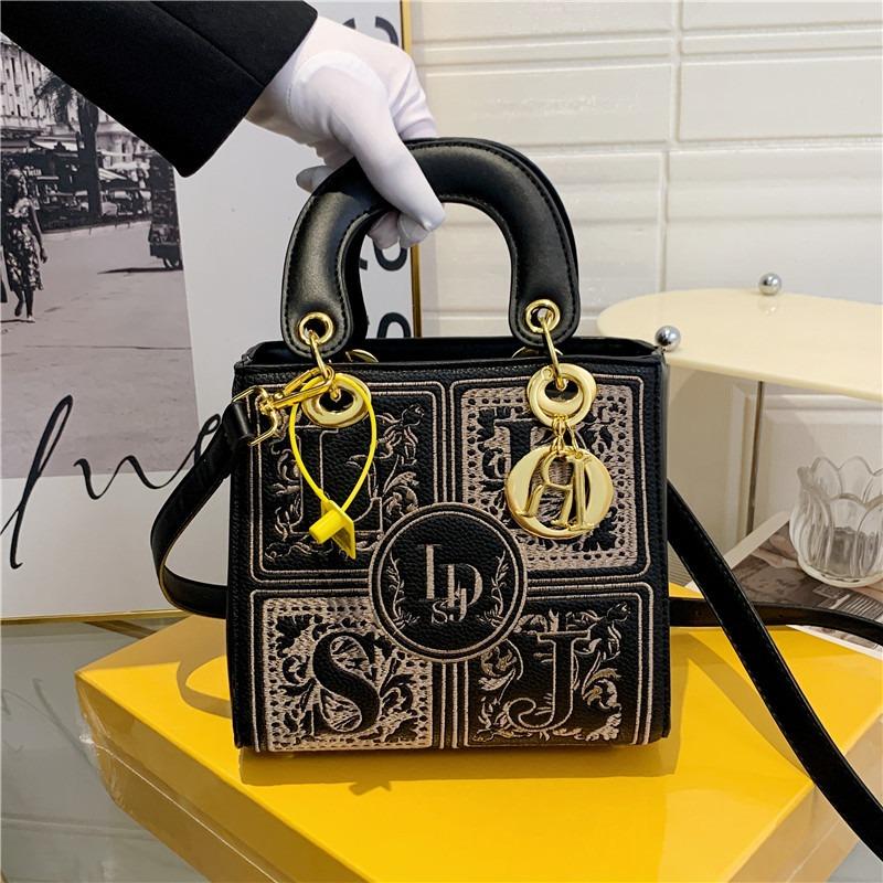 New Light Luxury Heavy Industry Embroidery Princess Diana Bag Fashion Handbag Women's Retro Shoulder Messenger Bag