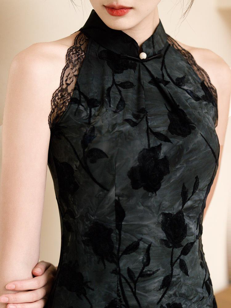 Slim Black Velvet Halterneck Cheongsam: 2025 Young Style Evening Dress