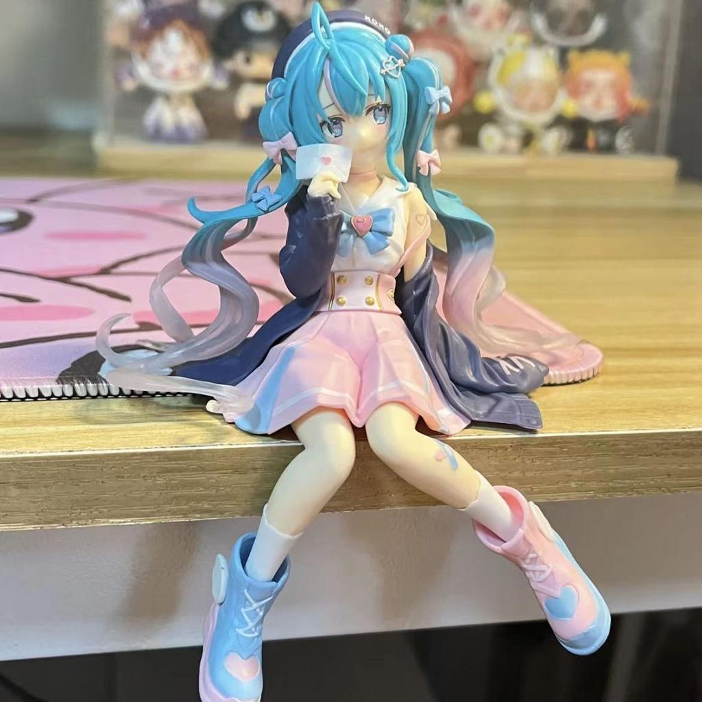 Милая фигурка Хацунэ Мику в сидячей позе - 2D аниме-модель, подходит для корпуса компьютера или украшения автомобиля, подарочный предмет