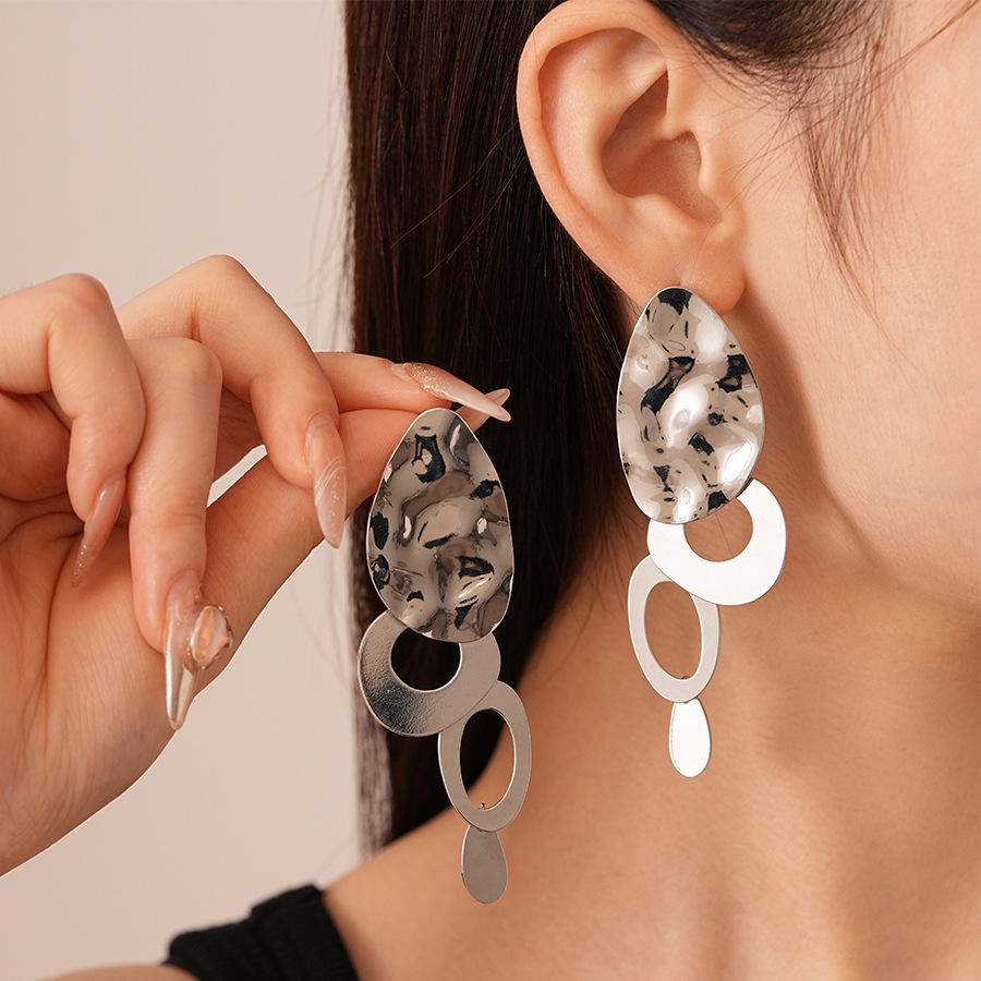 Модные серьги-подвески для женщин