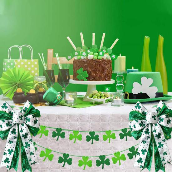 Улица. Бант ко Дню Святого Патрика, большой белый зеленый блестящий бант-клевер, ирландский праздничный декор, бант-узел для венка, верхушки дерева, входной двери