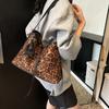 В этом году популярная маленькая сумка с леопардовым принтом женская 2025 новая модная ретро сумка-мессенджер осенне-зимняя сумка-тоут для поездок на работу