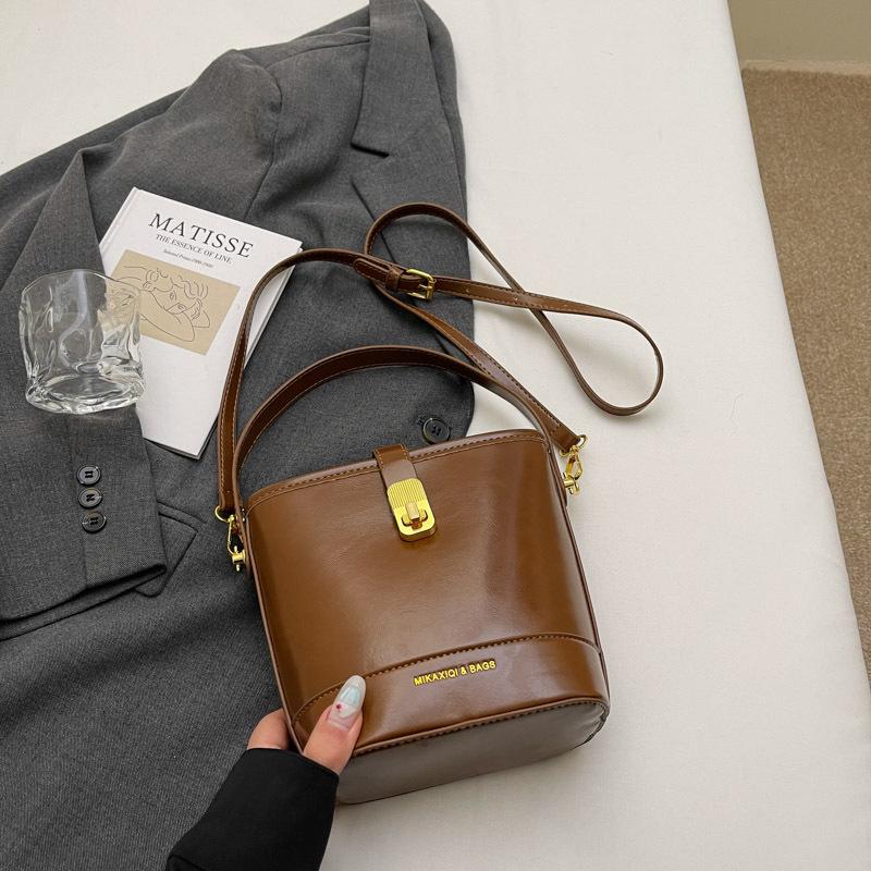 Women's Bag 2025 New Messenger Bag Autumn and Winter Bucket Bag Retro Versatile High-end Niche Design Shoulder Handbag