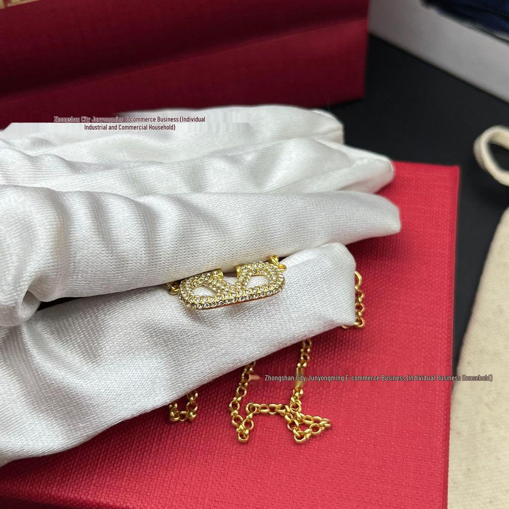 Роскошное подвесное ожерелье Valentino V с инкрустацией бриллиантами: Модный женский дизайн в квадратном стиле