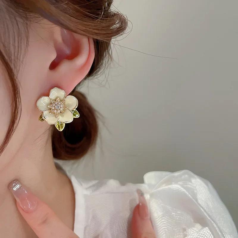 2024 Новые модные серьги премиум-класса с эмалью, легкие роскошные серьги с жемчугом камелии, серьги-иглы из серебра 925 пробы, женские ювелирные изделия