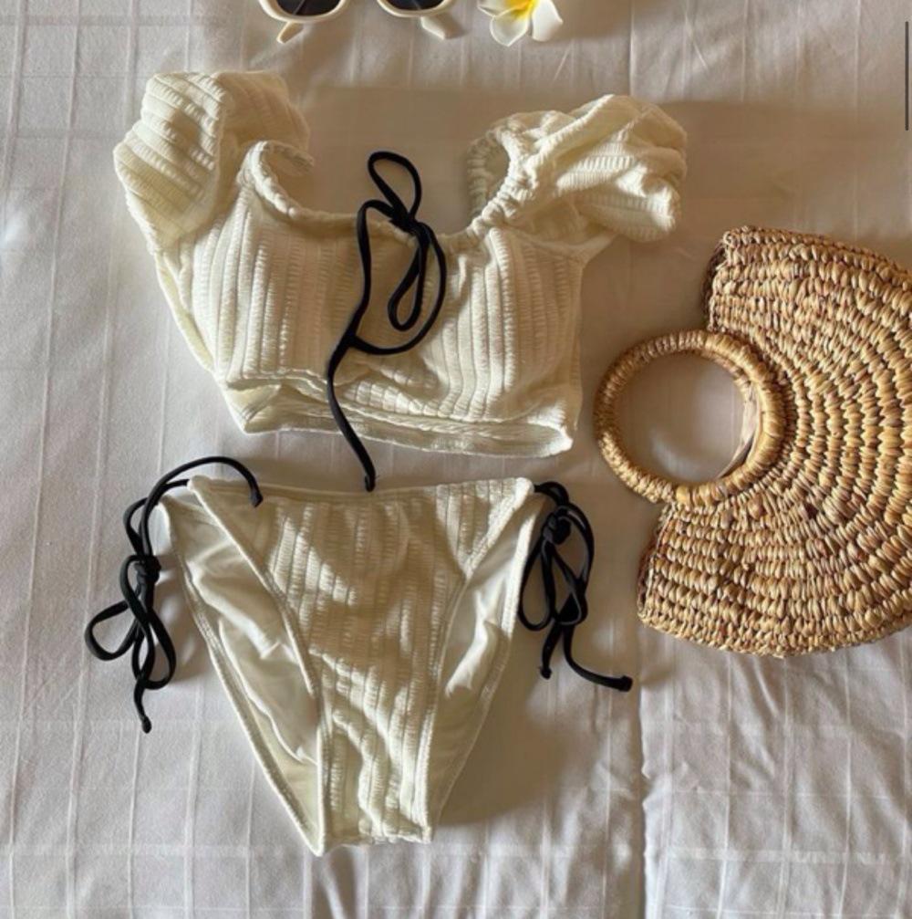 Женский однотонный купальник бикини с оборками на плечах - Сексуальный корейский стиль для отпуска